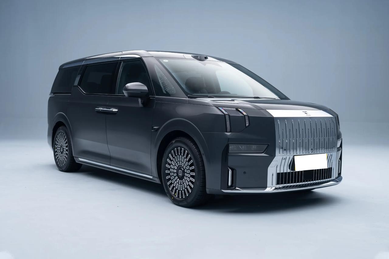 💰 新款极氪ZEEKR 009这车接下来关键的，是价格和权益怎么落地。极氪现在