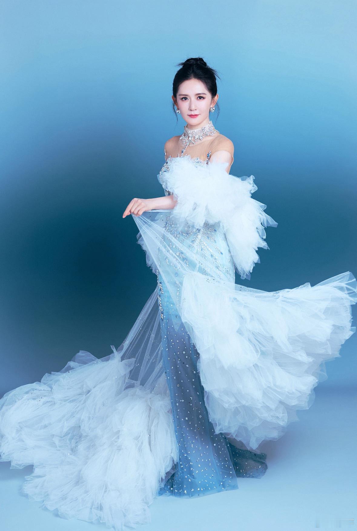 谢娜乘风有自己的艾莎谢娜女儿崇拜妈妈的小眼神谢娜舞台上也太亮眼了，蓝色鱼尾裙明媚