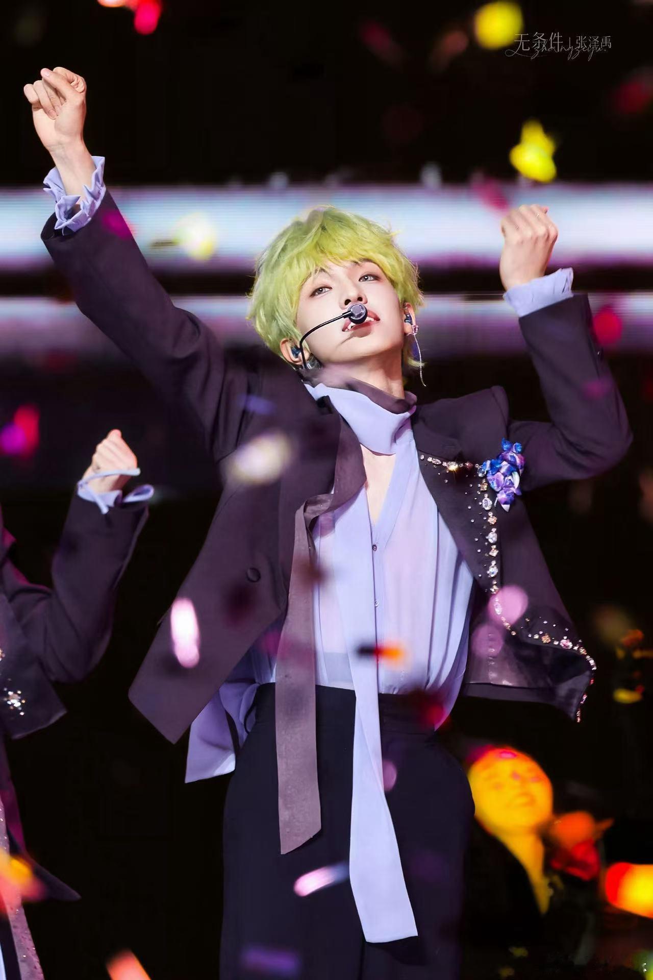 张泽禹连震 反复循环张泽禹连震舞台，每一次看都有新惊喜，精准的卡点、到位的力度，