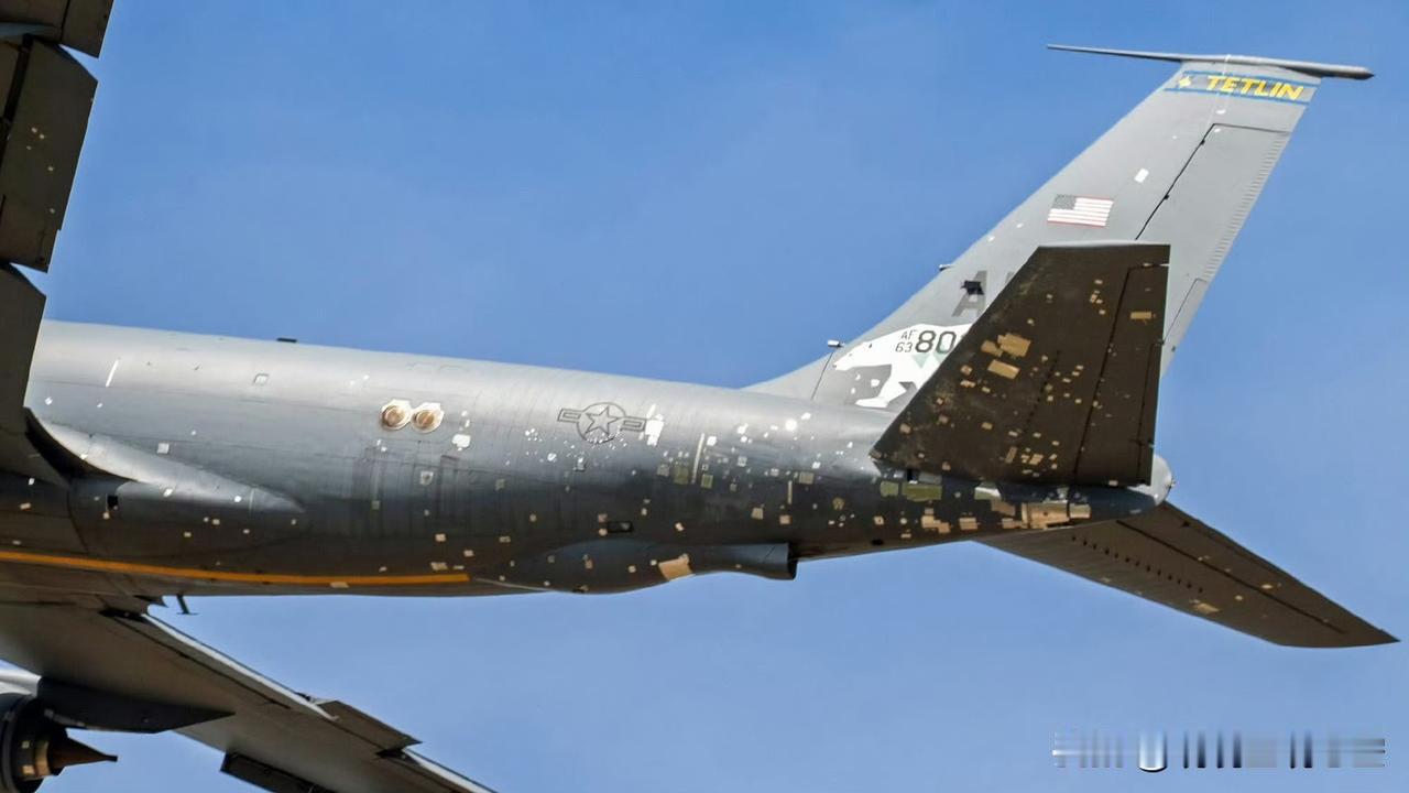 这架浑身贴满“补丁”还在硬飞的KC-135，简直是美国军工“死要面子活受罪”的活