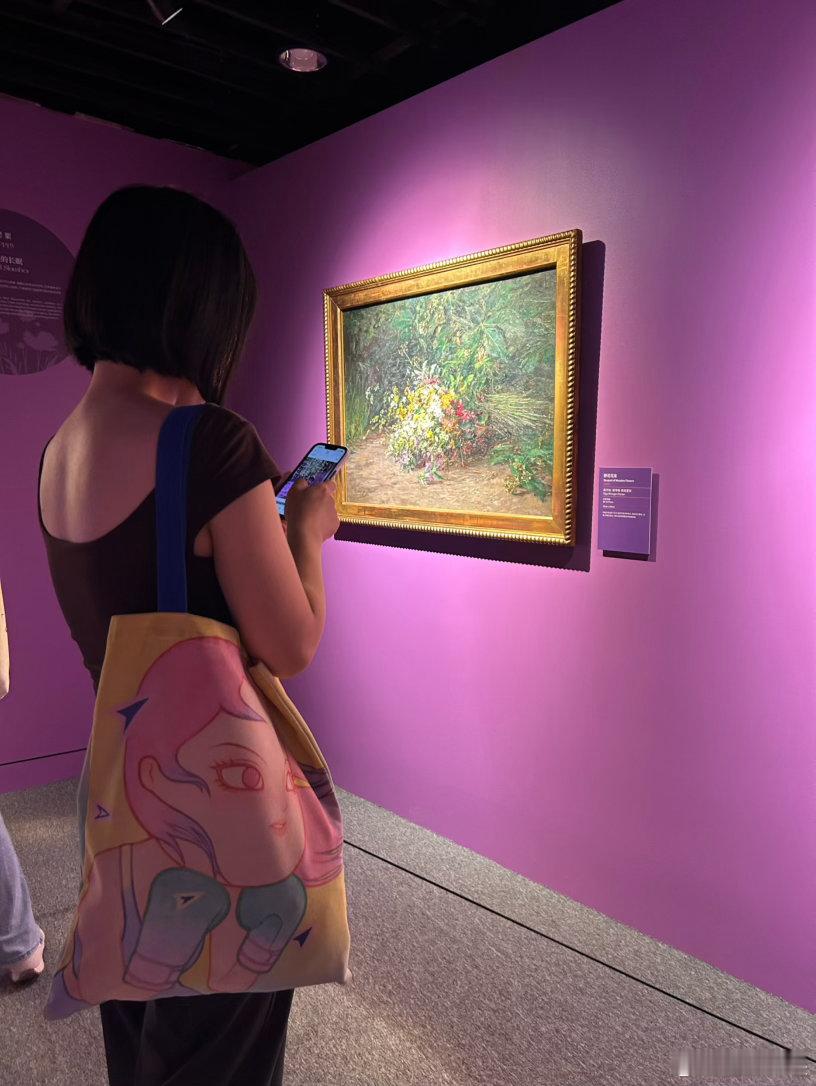 来看展览～让王瀚裕跟我拍照他就乱跑做鬼脸，能挑一张正常的，看到p1的画《侏儒与淑