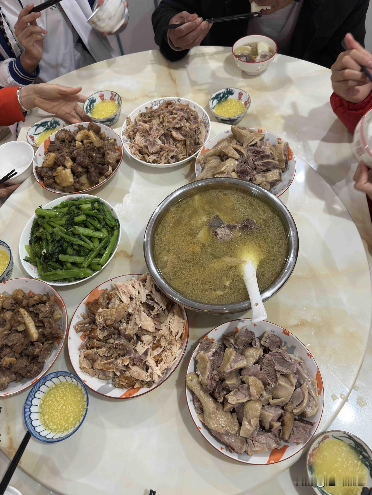 晒出你拍的美食照幸福的时刻，全是我家乡美食，最爱就是自己家养白斩鸭配我们自制的灵