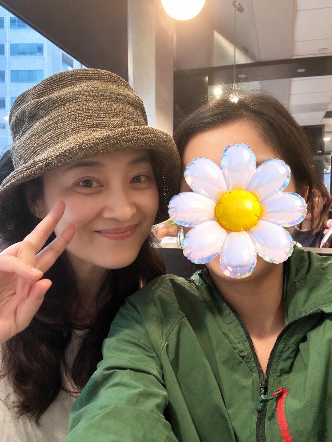 美国偶遇梅婷51岁梅婷纯素颜状态美国偶遇梅婷，看梅婷跟网友的合照，感觉她私下里应