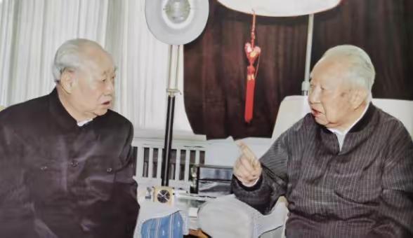 晚年华国锋与汪东兴罕见合影：两个改变时代的老人，坐在一起却静得让人心疼

大家平