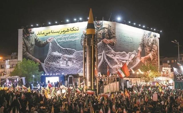 美国人万万没想到，伊朗在德黑兰大街上竖起了弹道导弹！
在2026年4月21日晚上