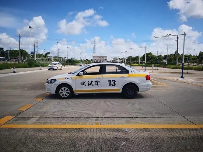 高考完就应该学开车，这东西属于是能用得着的技能，开车给公司办事或者自己开车出门都