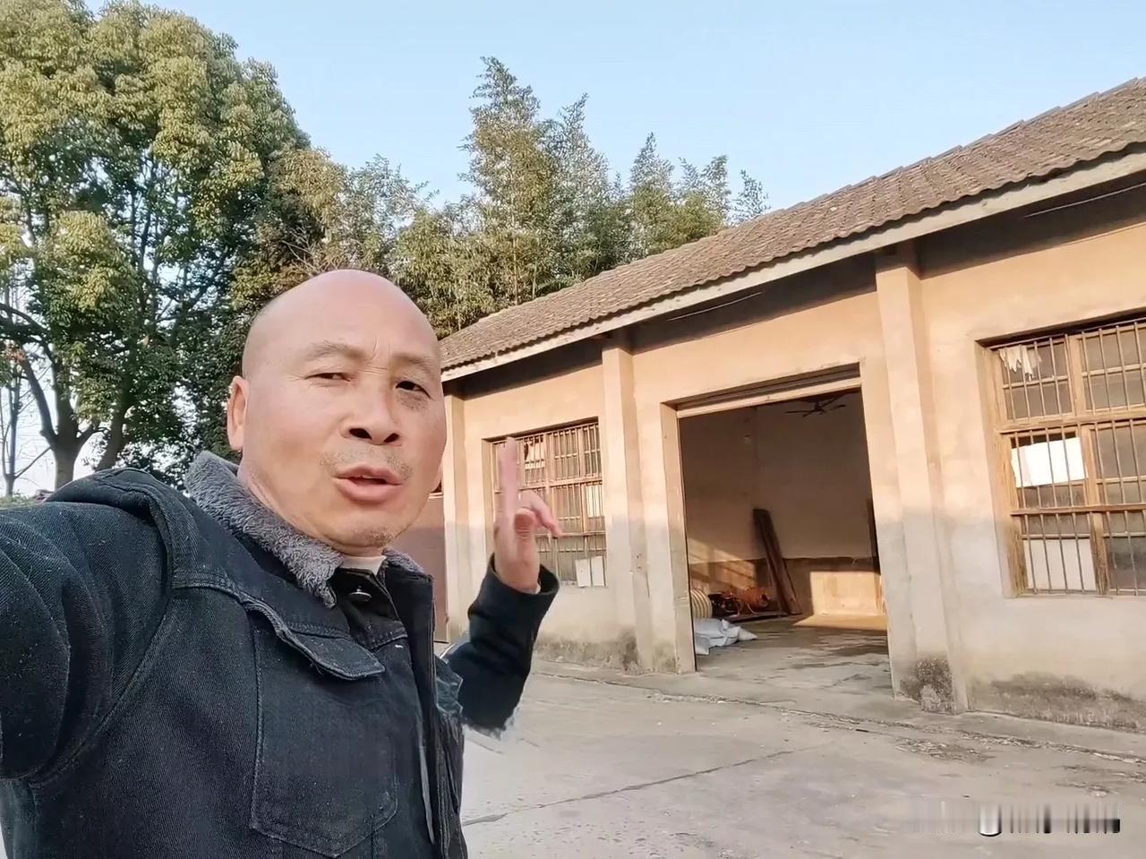 距小鸦路2公里的仓库加住房来了，就在夷陵区鸦鹊岭镇靠近龙泉古镇的方向，带点菜园，