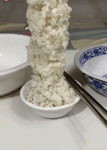 图一：一天只吃一碗饭，绝对不能多吃啊。
图二：整个宿舍的人，都在很努力的保持身材