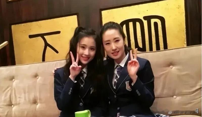 刘敏涛的女儿，如今也13岁了，长得亭亭玉立，气质已经出落的十分出挑。妈妈刘敏涛我