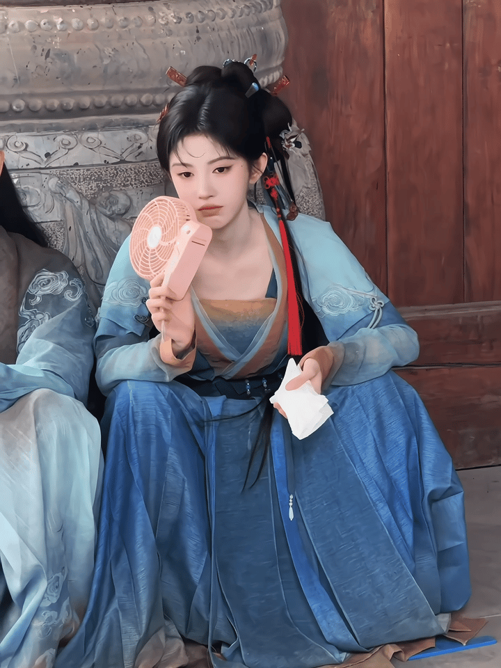 我的点赞特效变成阿黛了，不信你试试？