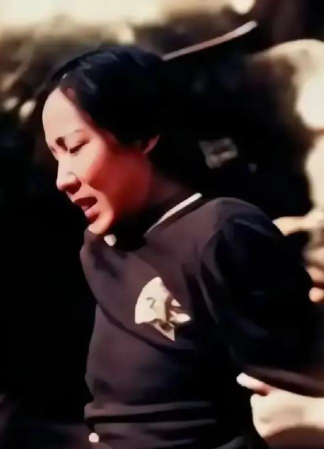这是陈玉贞烈士就义前的留影，这并非演员扮演的，而是货真价实的历史珍品，容貌呈现的