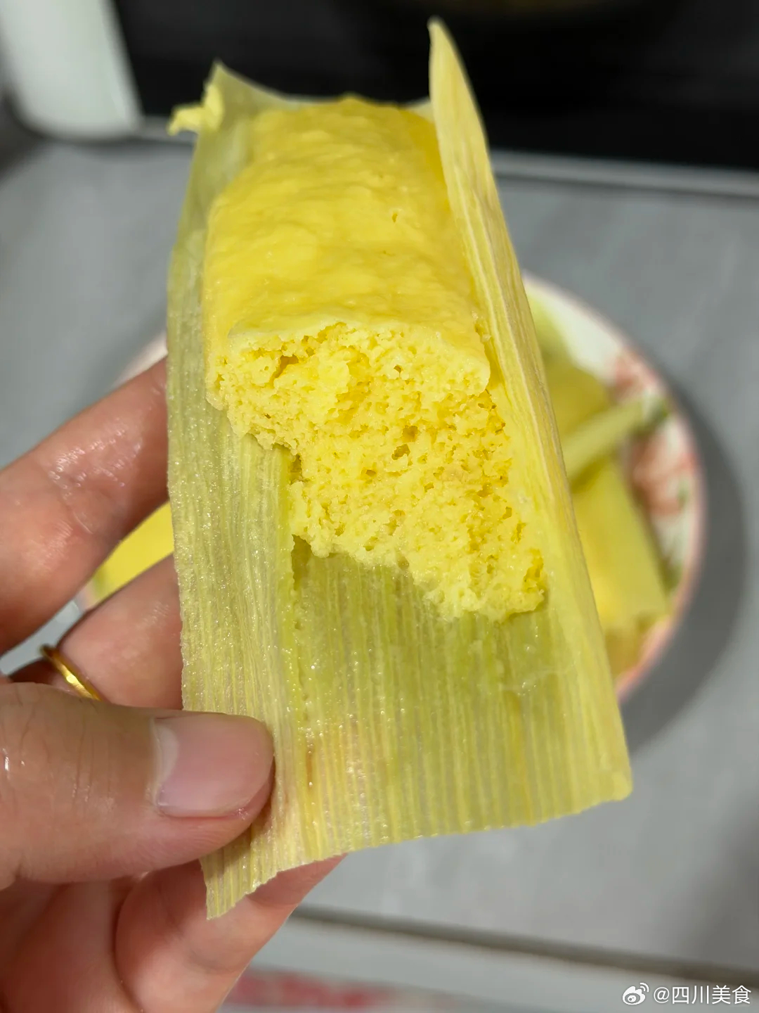 川川教做菜  超适合夏天吃的玉米粑，应该也是很多朋友的童年回忆。一次整上一锅，一