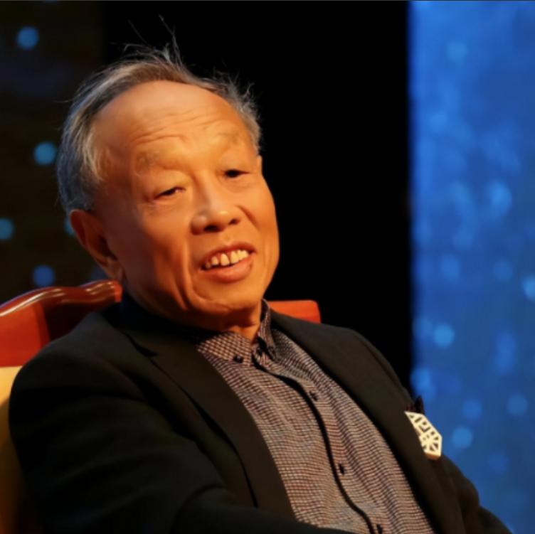 在美国大学演讲时，被一老太太质问为什么要侵略西藏？他一句话反问，让老太太顿时想找