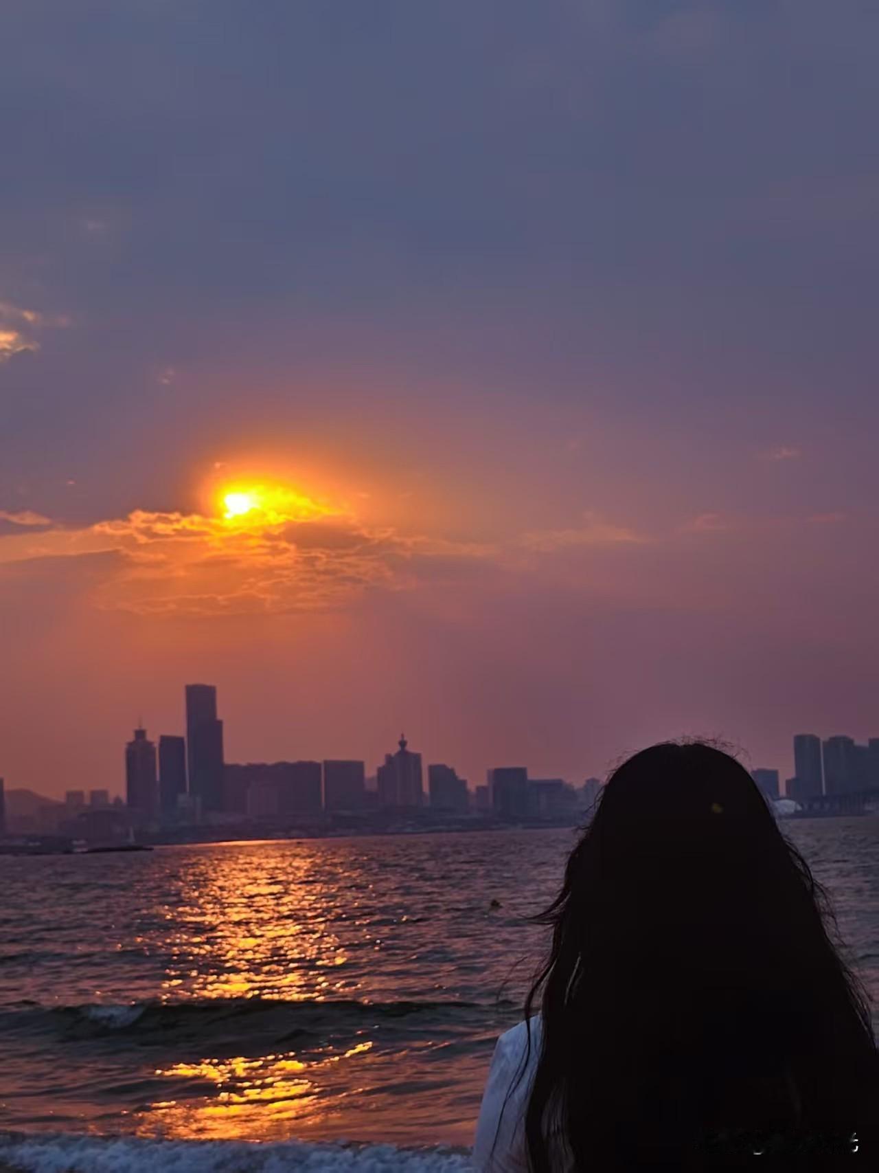 我也说不清自己到底是怎么了。

以前别提多盼着他的来电了，不管是电话还是微信消息