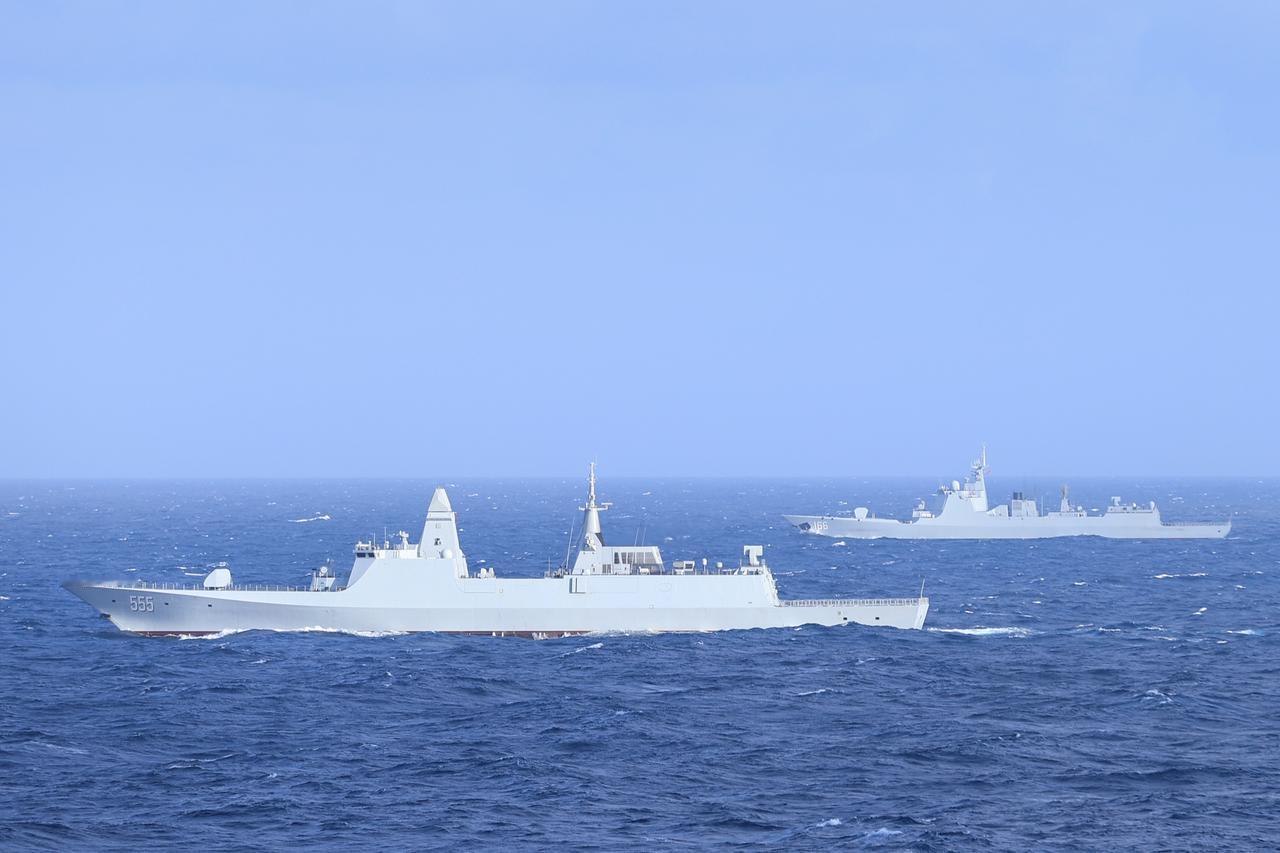 又是一张好图，054B和最新批次的052D改