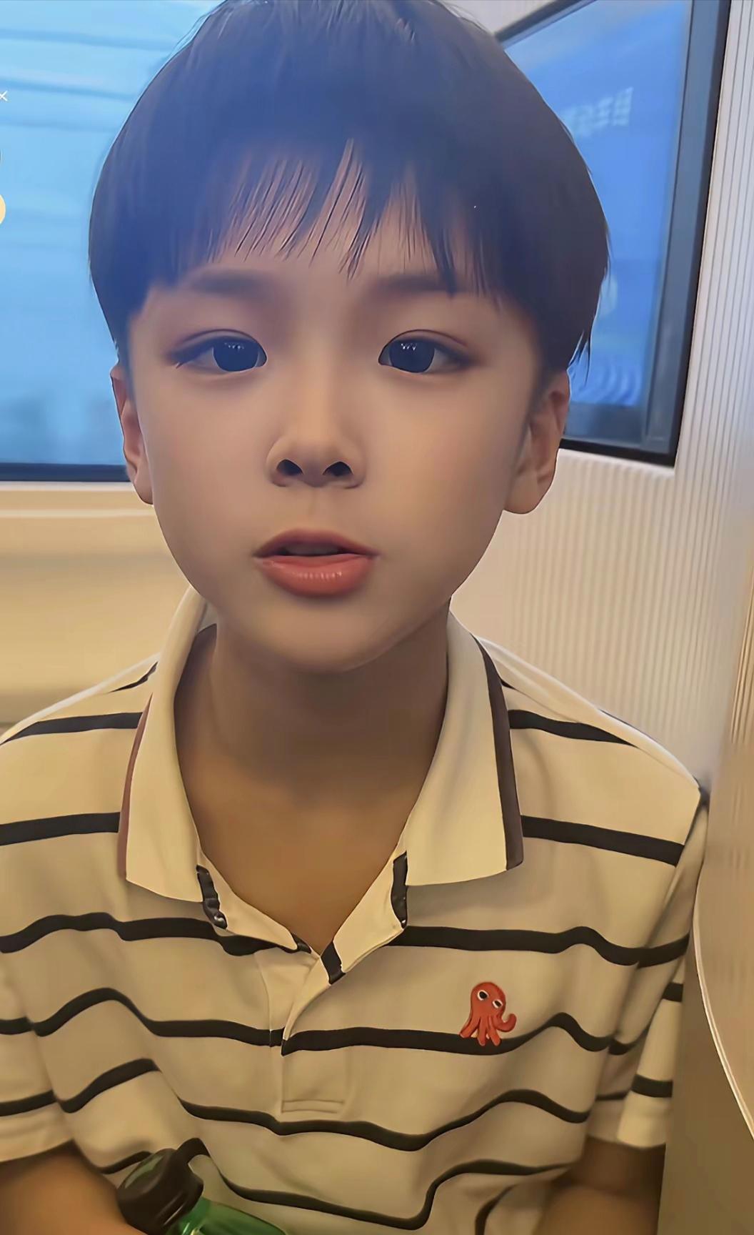 离婚后的杨子带着俩儿子回保定看老妈，大儿子现在瘦了，其实长得更像杨子，小儿子则真