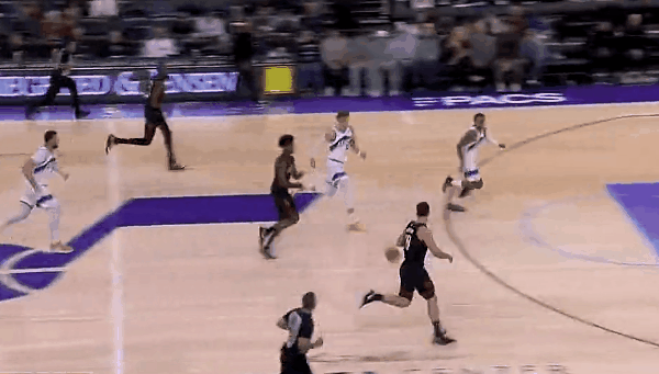 杜兰特大空位不传球！申京强打打进造成犯规



这一球，阿们汤普森持球推进，给到