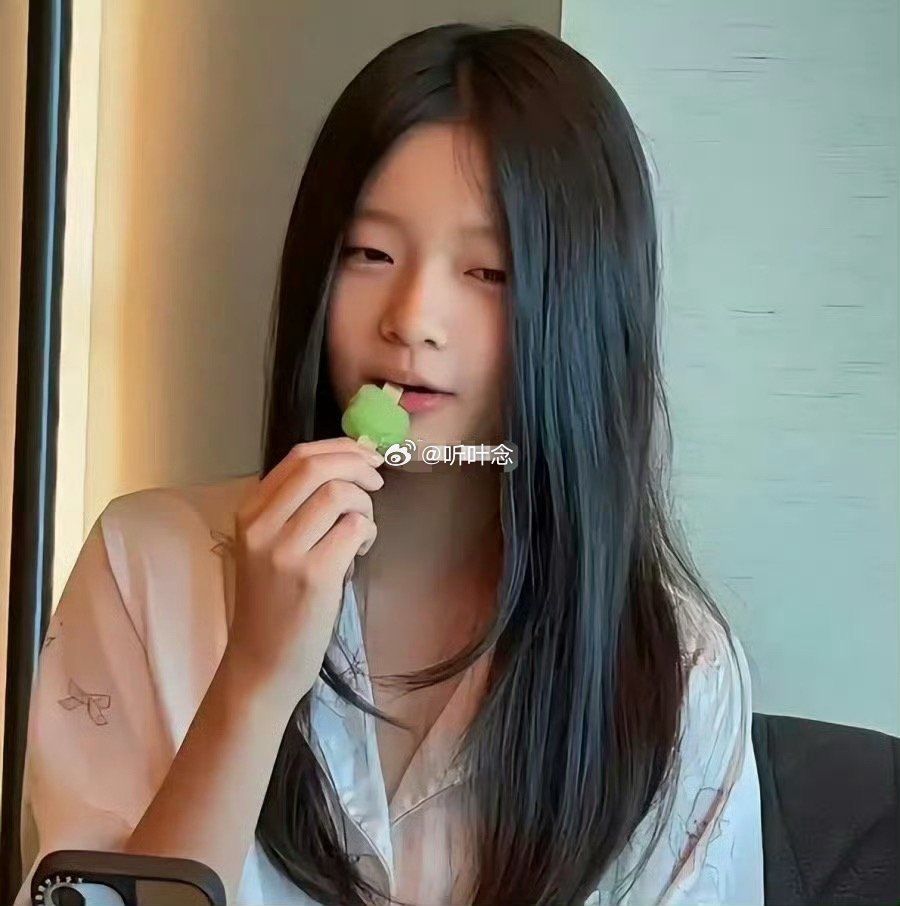 11岁小玥儿正脸曝光！居家吃雪糕悠闲自在，五官神态简直大S翻版 