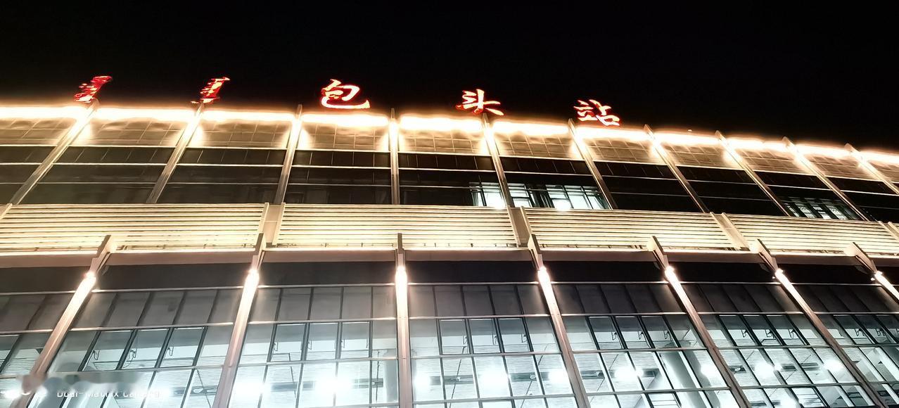 包头夜色，冬风猎猎，但挡不住人们往来的脚步！