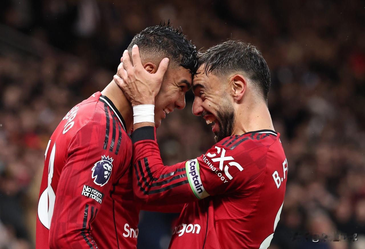 曼联当前最严峻的问题在于中场。
卡塞米罗明年二月将满34岁，B费尔南德斯也已31