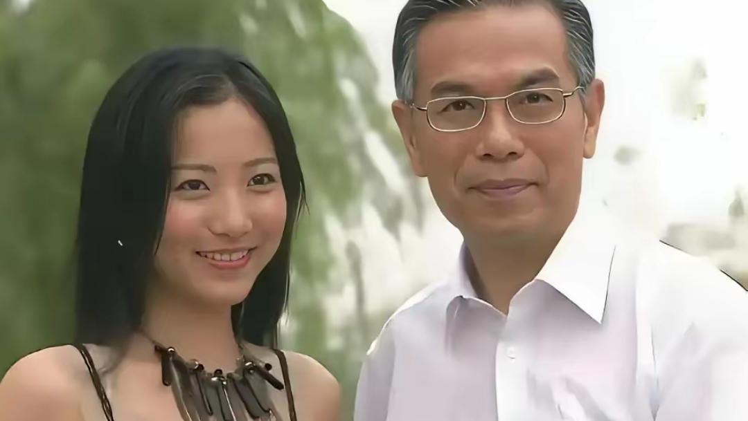香港首富宋世万，妻妾成群，自以为玩转女人，最后却被自己最宠的四姨太，一个清纯女大