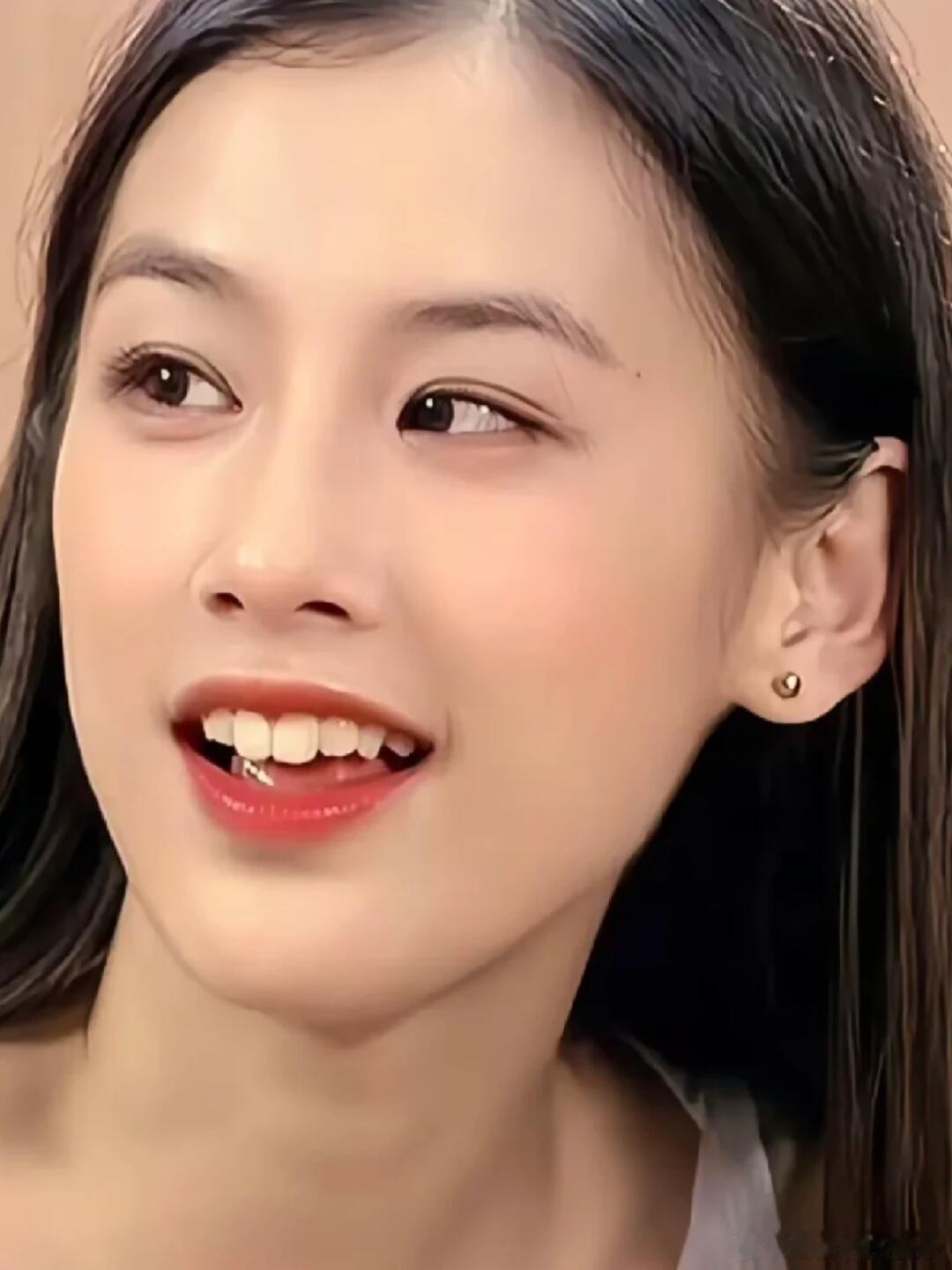 #黄圣依大学时期就会理财##黄圣依[超话]# 颜值上，黄圣依也没输过不得不说，早