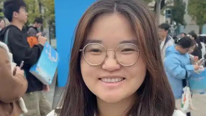 11月8日，湖南企业组团赴四川进行招聘，带来了丰富的特产大礼包，吸引了不少四川的