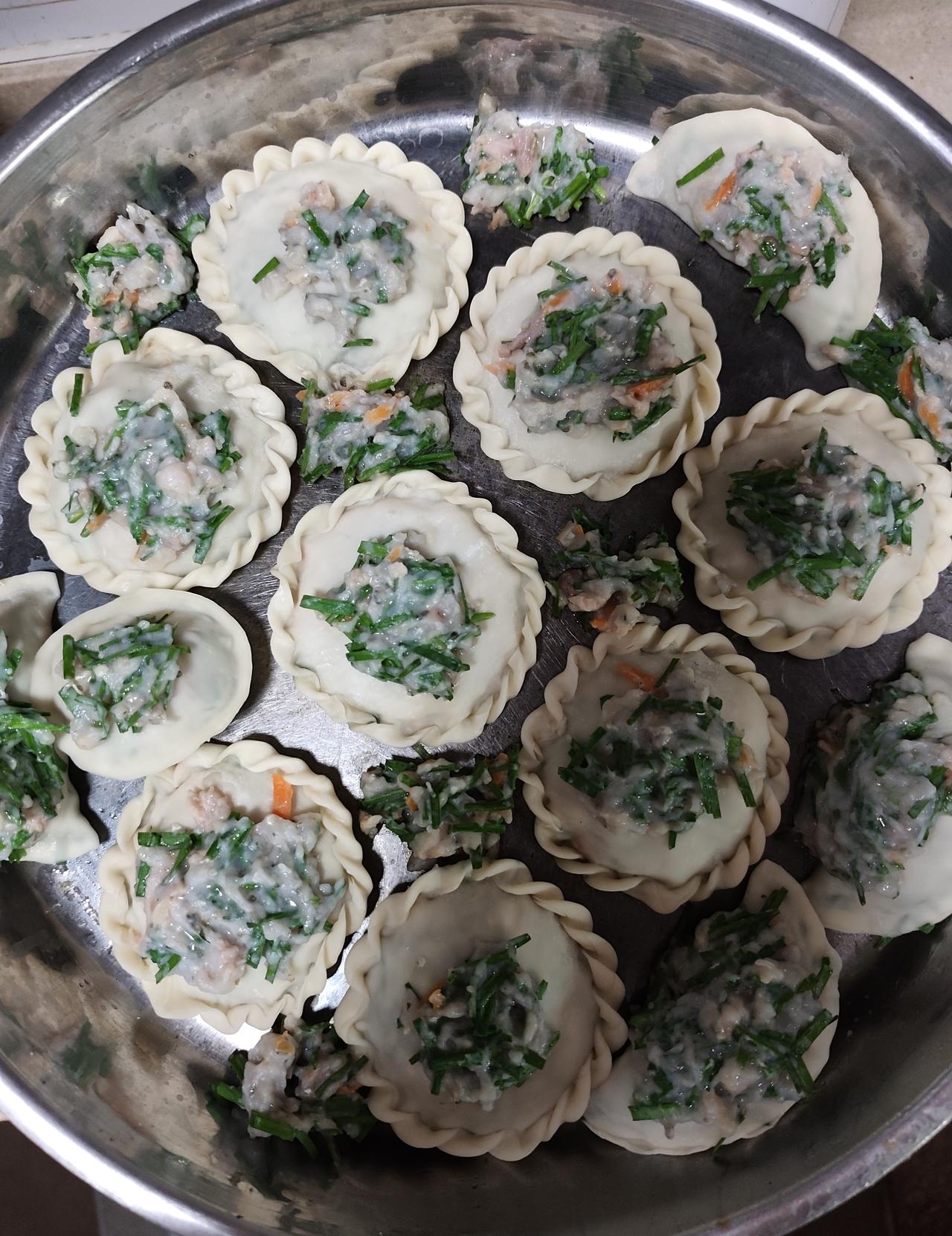 今日得闲做了几朵向日葵花角，小时候一家人做的是甜的油角，要用油炸的，广州在60年