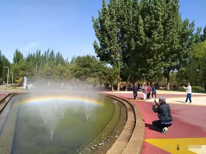 曾经的内蒙古包头是座物价水平偏高的城市
王府井百货在包头设立了两家商场，第一家好
