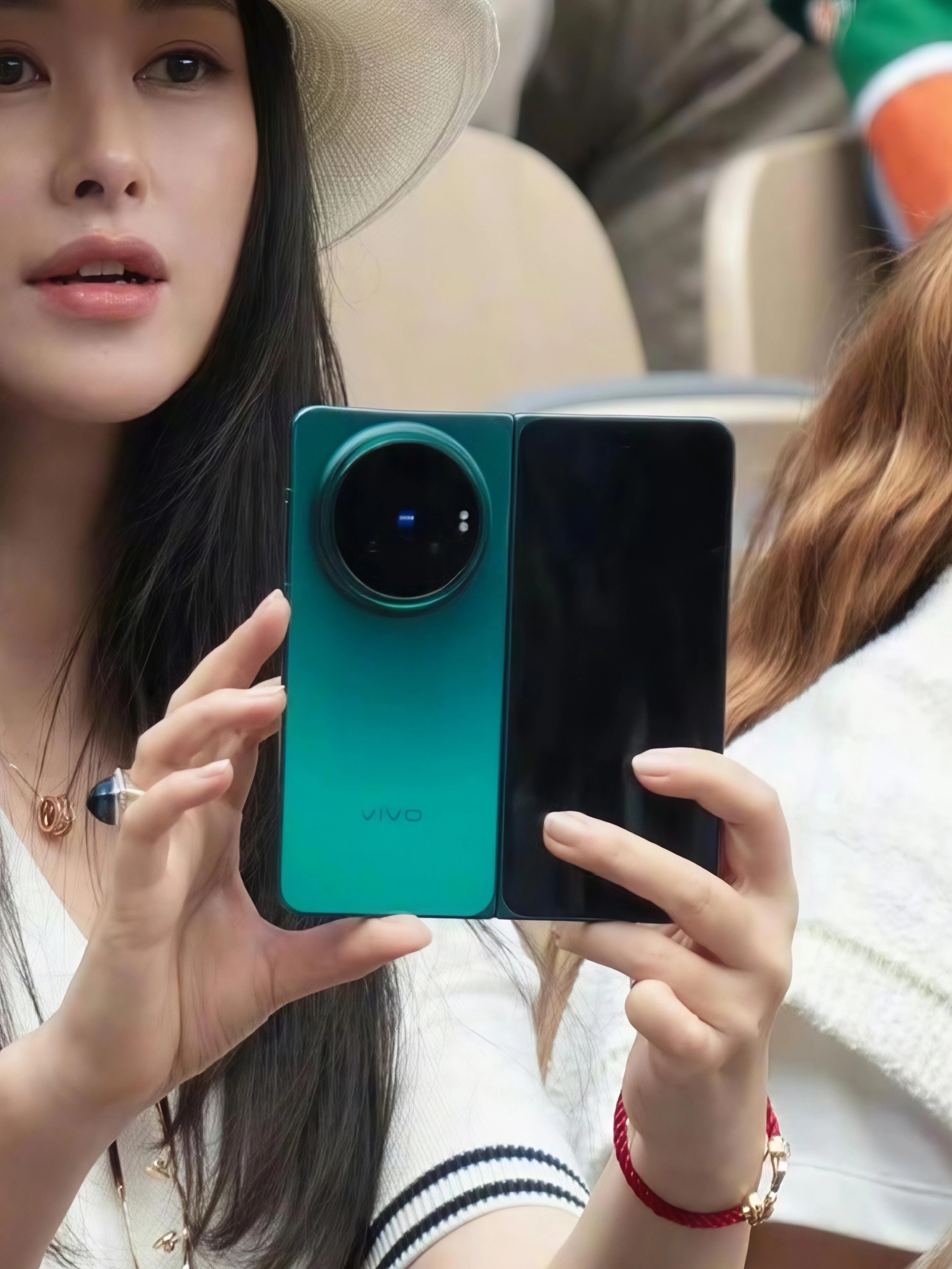 vivo XFold6外形曝光，应该不久后就要来了你们觉得这个颜值如何？通过光学