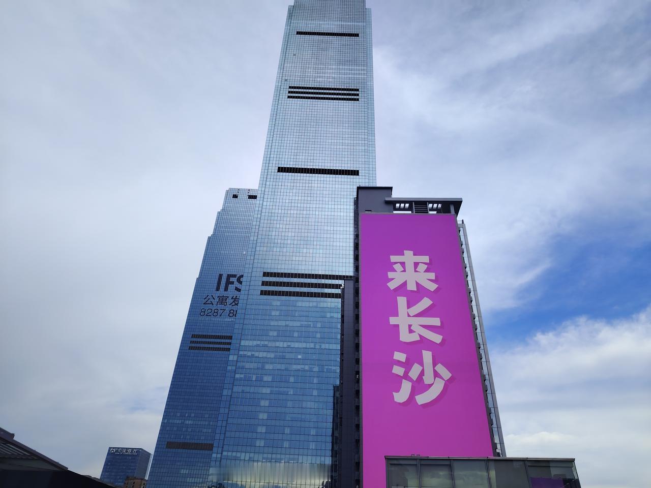 长沙盛夏热浪滚滚，四处暑气逼人。这天午后，我和老伴心底满是欢喜，女儿带着两个外孙