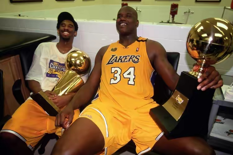 【奥尼尔：我统治如今的NBA也不难 像湖人一样给我四个射手就行】近日奥尼尔接受了
