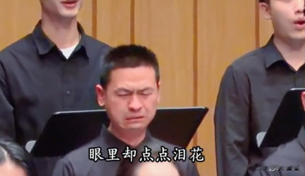 被这位男老师的眼泪破防了！
 
在长沙音乐厅的合唱现场，老师们唱起《烛光里的妈妈