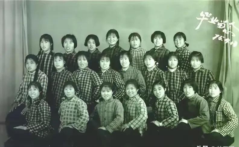 这张在我家相框里放了40多年了，还有人说是假的，这是啥眼光 ，哪个年代的人？真假