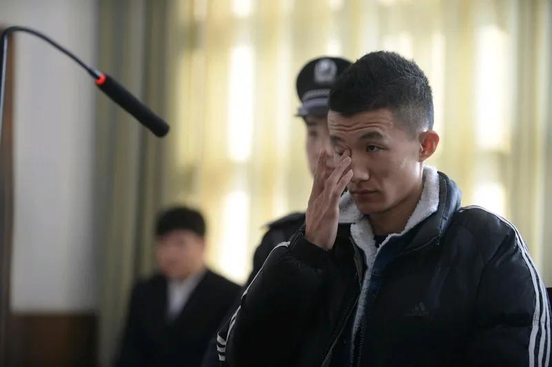 青海这起悲剧太让人痛心。男子李某和女友安某吵架互殴后，竟强行把拒绝同行的安某塞进