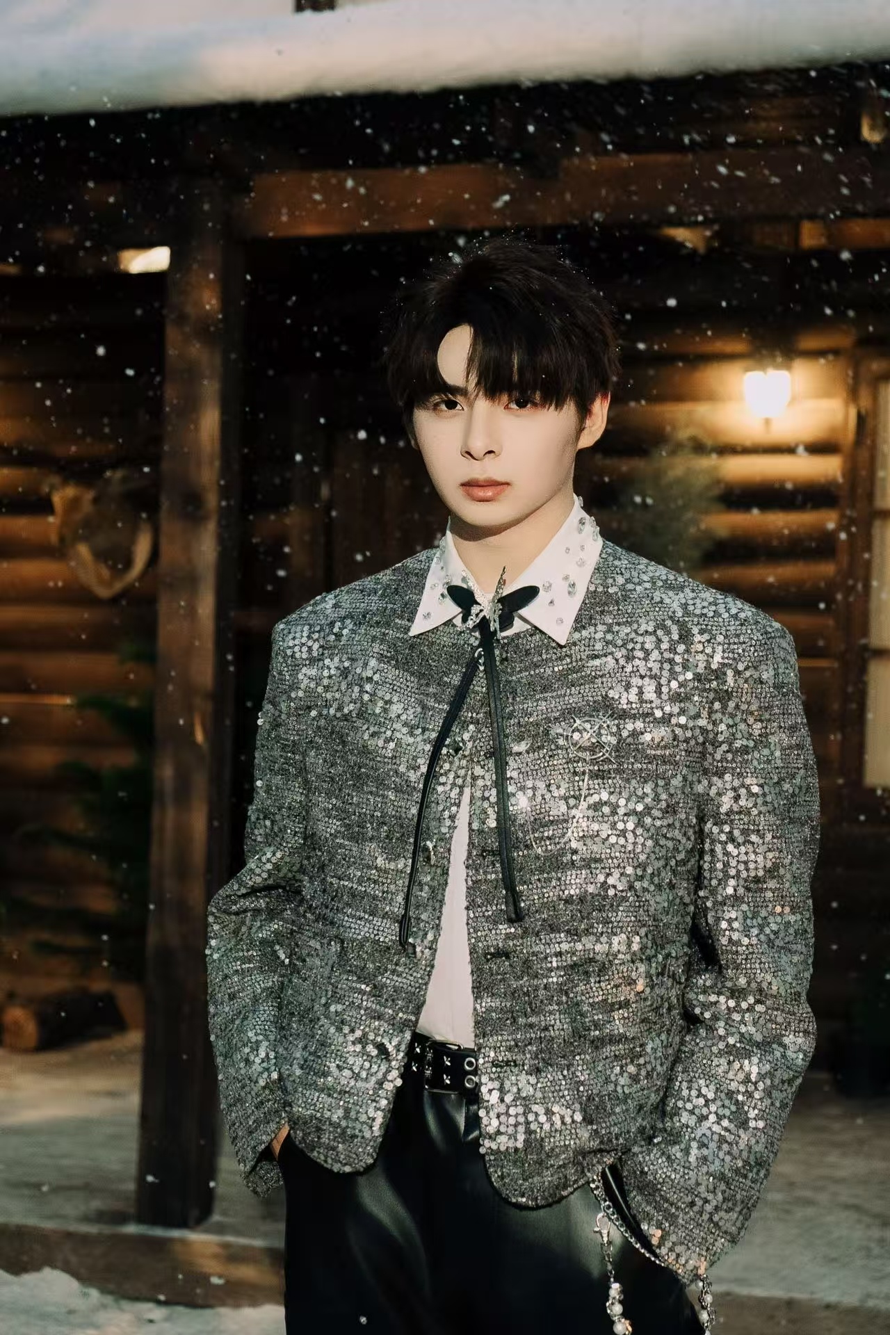 雪落林间，他于银白世界中绽放锋芒，是赛场外的氛围感主角，也是风雪里的独特风景