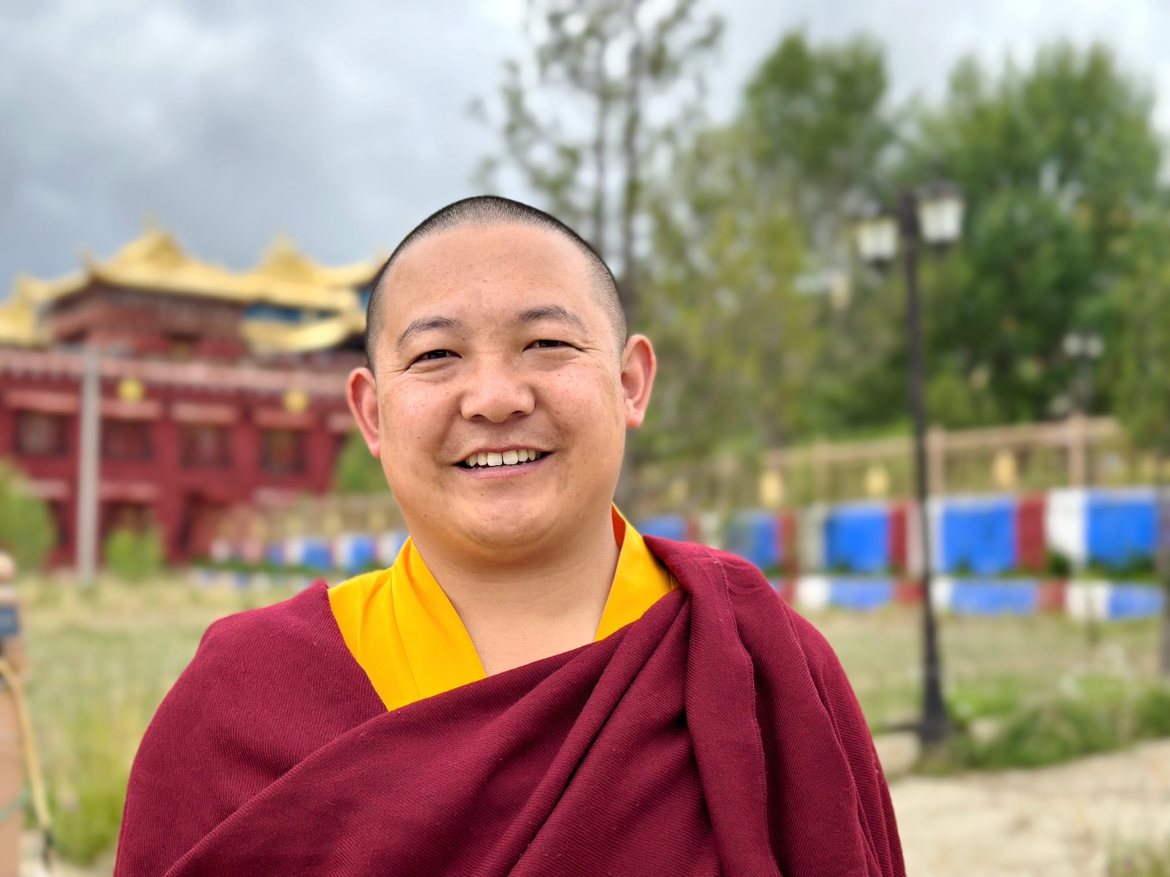 一个没有智慧的人，因为他的烦恼太多；一个没有烦恼的人，他的智慧一定是充裕的。有智