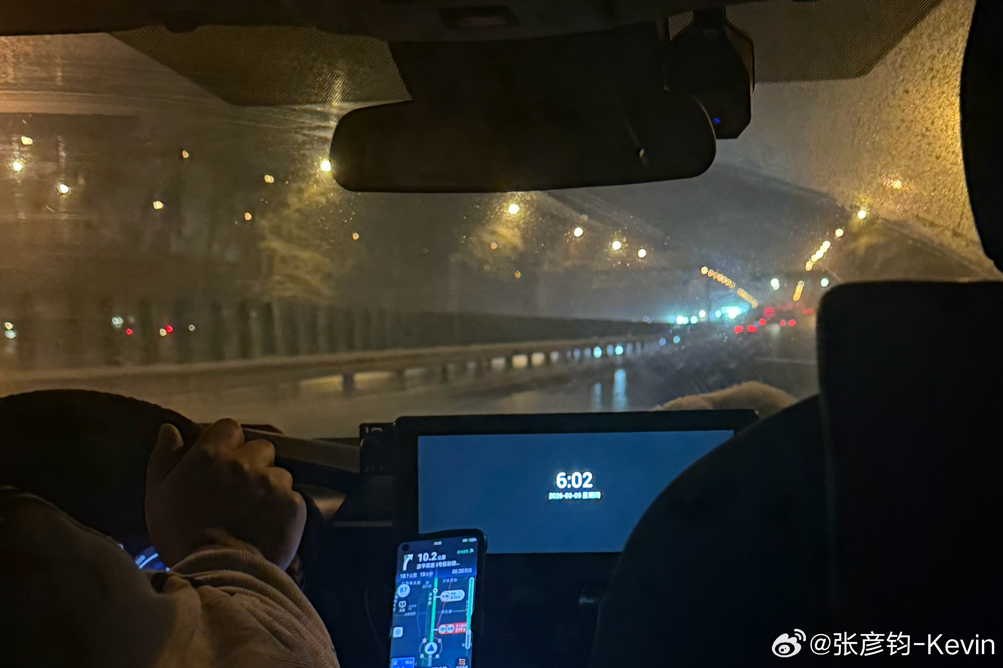 北京大雪，航班延误了，获得了额外半小时睡眠，还踩到了小区第一片新鲜的雪～目前看北