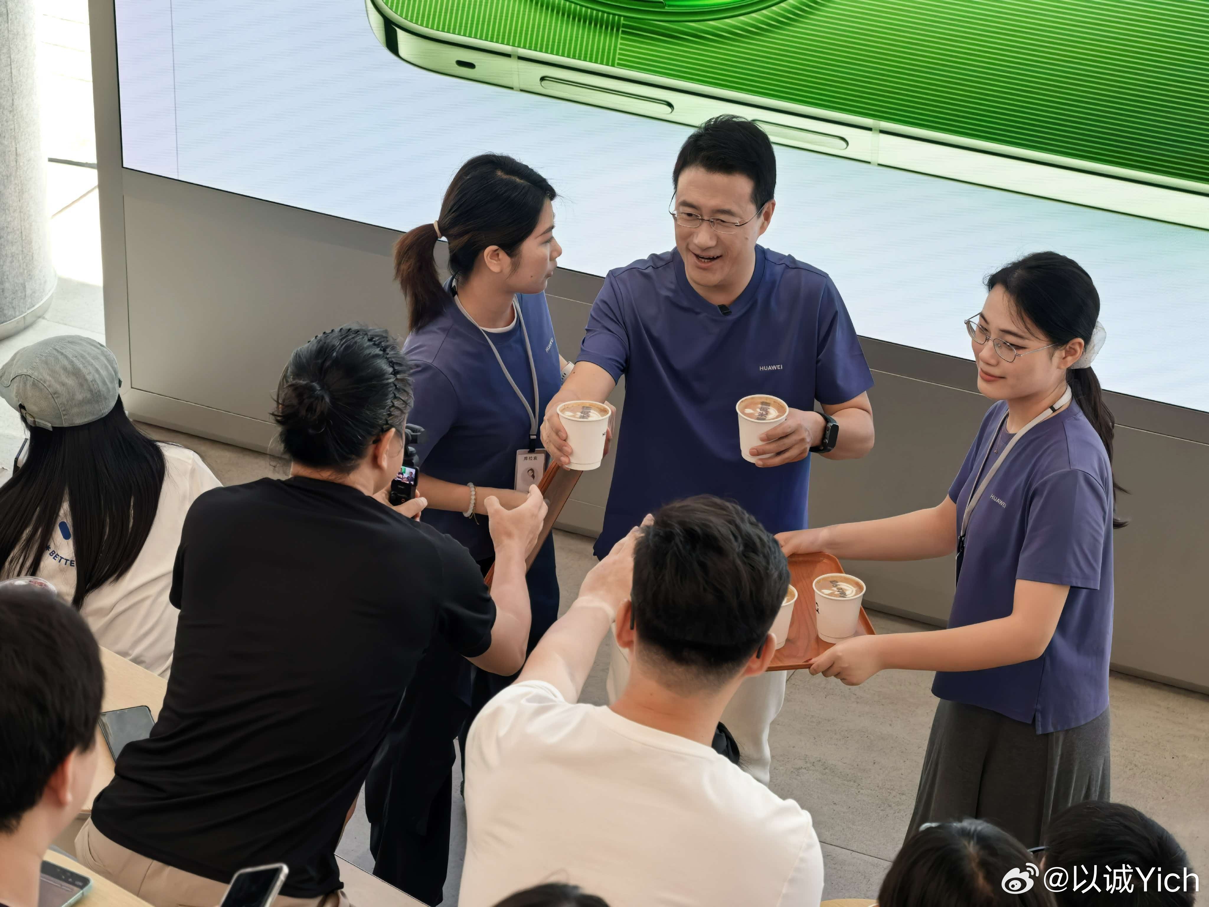 最好的Mate!国庆偶遇华为何刚演示Mate90新机国庆第一天喝到了华为何刚送的