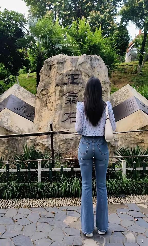 漫步户外，感受悠然时光。