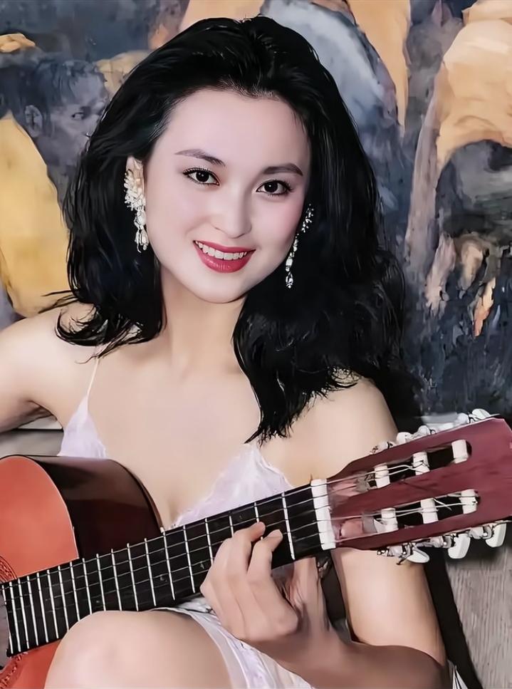 1996年，王璐瑶和万梓良合作拍戏，遭到对方炽热追求，令人气愤的是万梓良尚未与恬