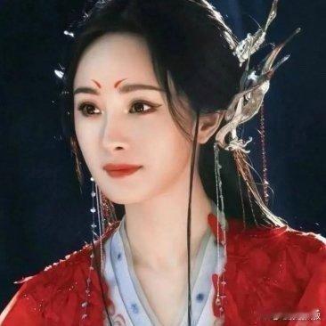 杨幂的眼睛从早期的圆润可爱变成了现在的尖细，像小鹿变成了狐狸 