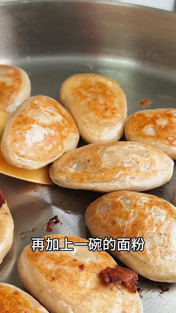 香蕉糯米饼。
·把两个香蕉放在大碗里直接压成泥，再加上一碗的面粉，出锅。就是大人