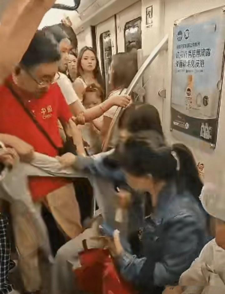 老人与孩子争座位,你怎么看?刚刚看了个视频，一个身穿印有“中国”二字红色T恤衫的