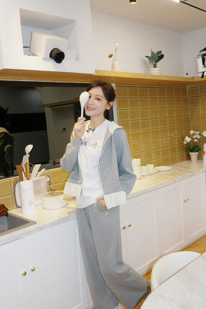 叶一茜孙怡学网店模特 叶一茜孙怡一秒八百个动作 浪姐欢乐名场面来袭！太喜欢看姐姐