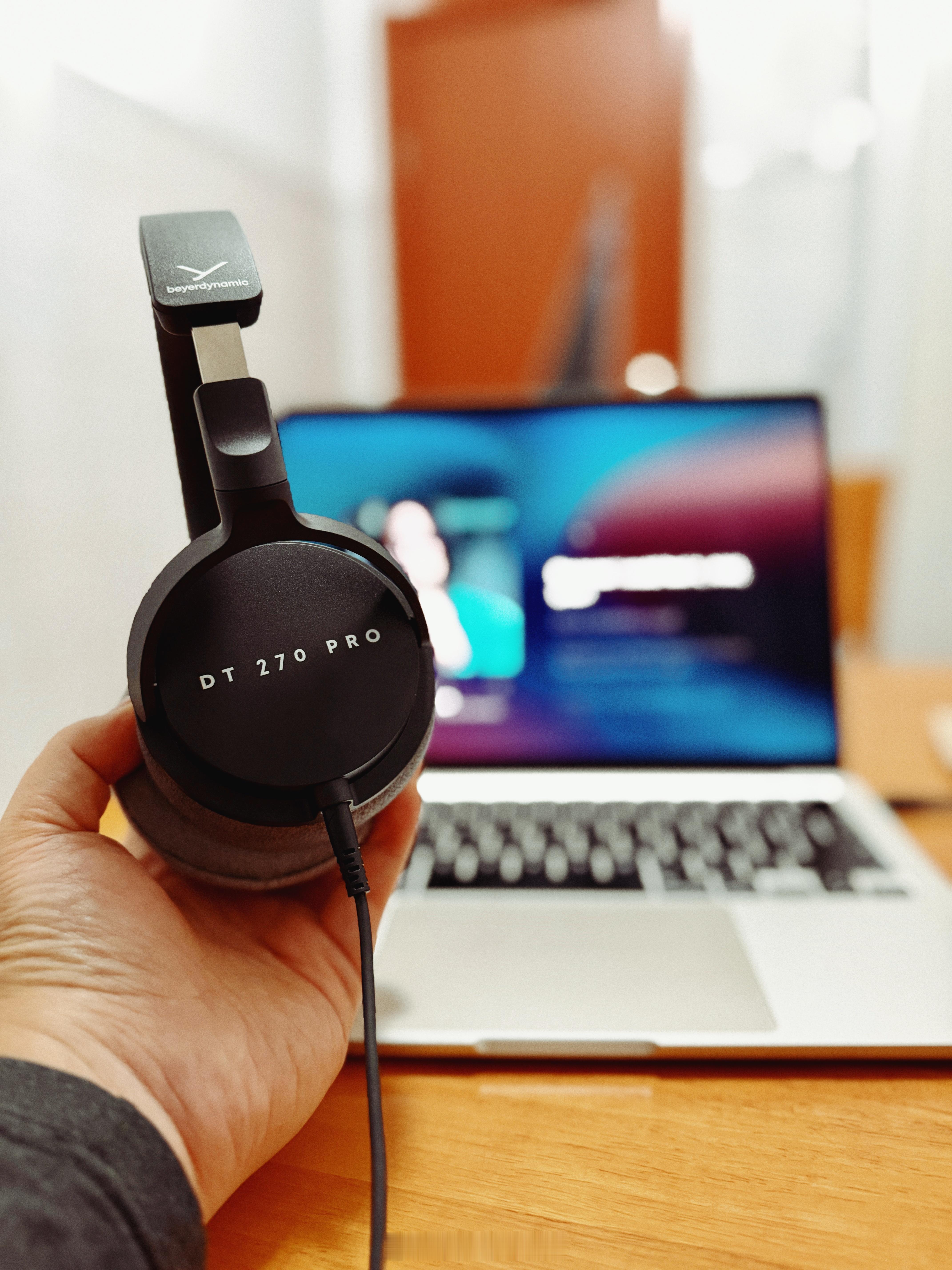 MacBook AIR M3直推DT270 Pro的组合很适合晚上独乐乐，不打扰