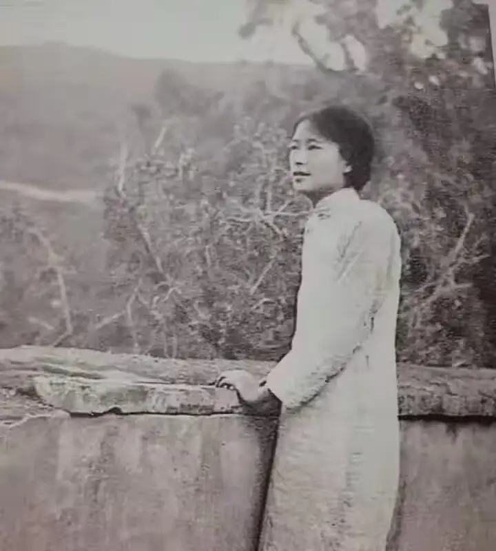 1935年，林徽因罕见留影，此时她面容颇为憔悴和消瘦饱受病魔困扰 