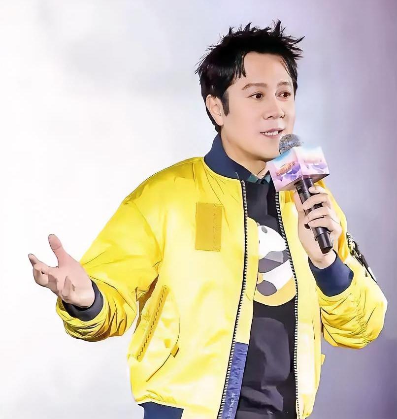 男星里我最看不懂的，就是蔡国庆。
58岁还把彩虹穿身上，花衬衫、亮色系焊在身上，