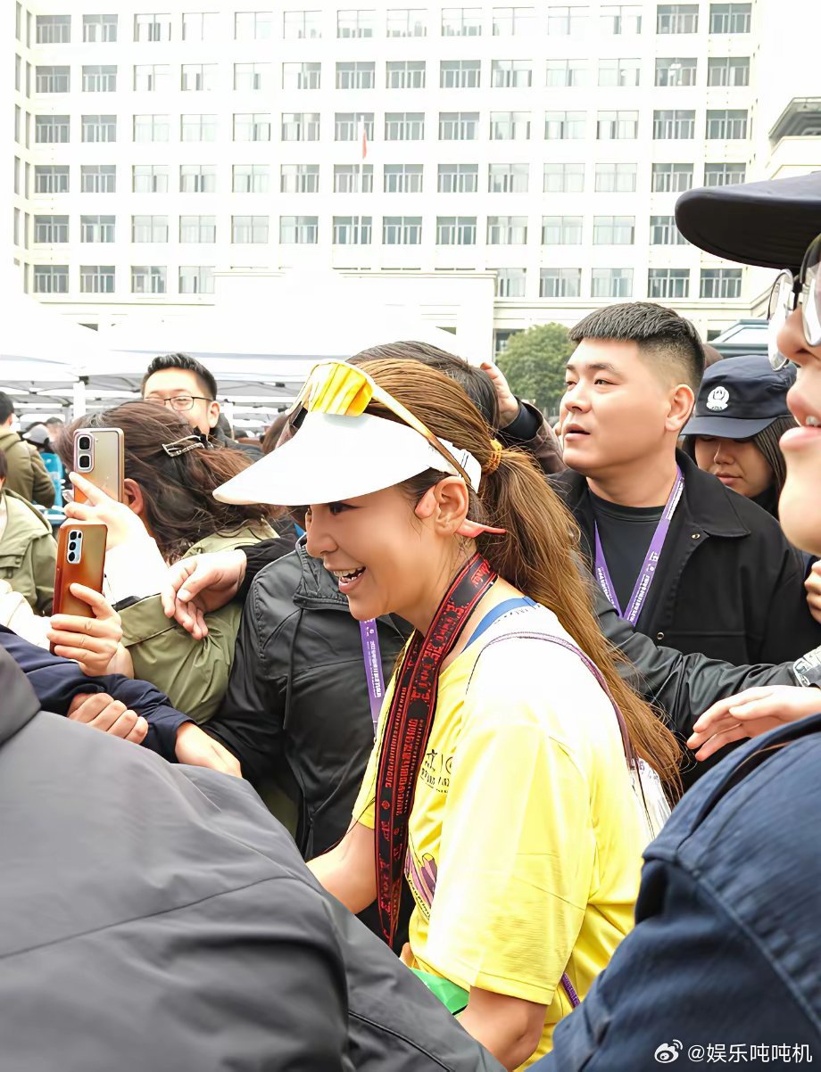 整个主持界我最搞不懂的人估计就是朱迅了明明她都53岁了，但是她看起来像只有三四十