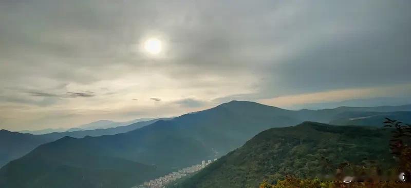 上联“江山不老”，既寓意着山河壮丽永恒，也寄托了国家安稳的美好期盼。看到这个上联